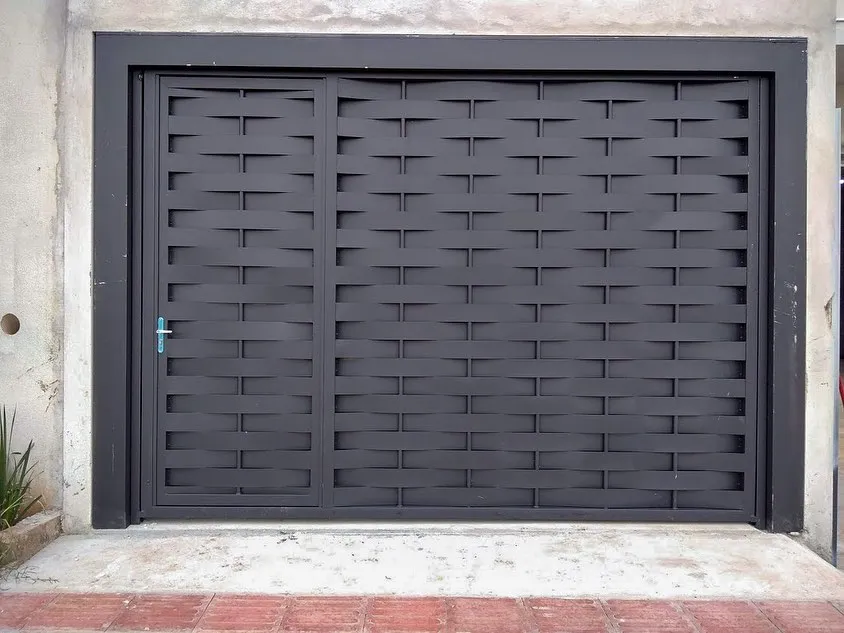 Portão trançado preto fosco com porta social embutida fabricado pela MR Serralheria